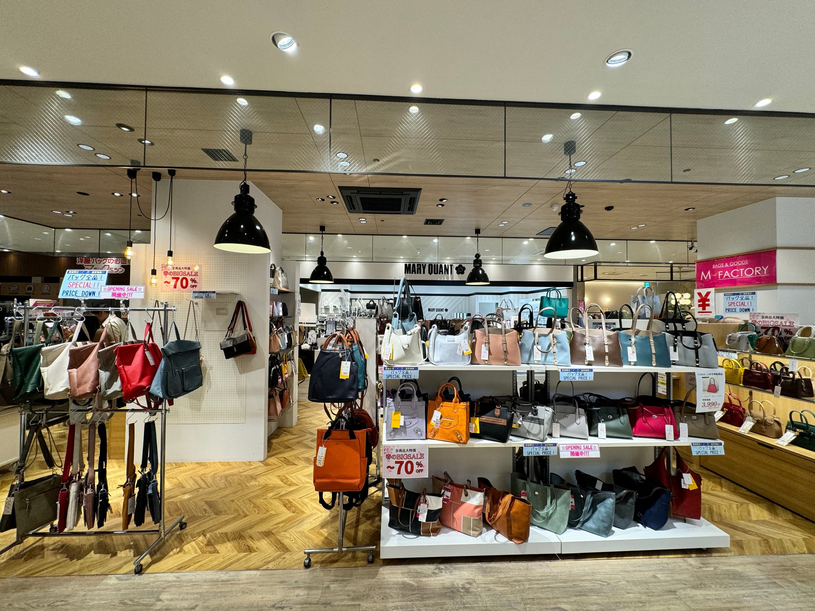 うみ館 ファッションや雑貨に最適な2F中央のイベントスペース② (0211)