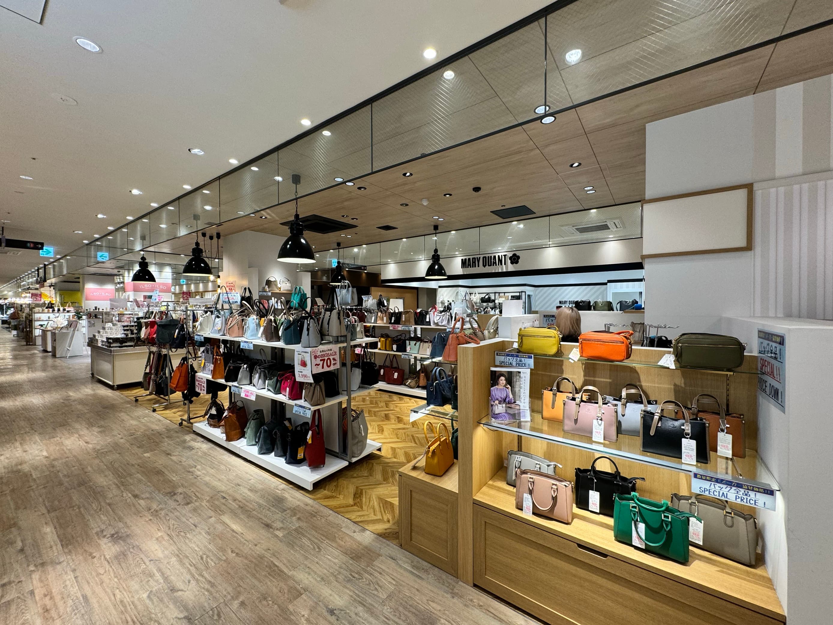 うみ館 ファッションや雑貨に最適な2F中央のイベントスペース② (0211)1