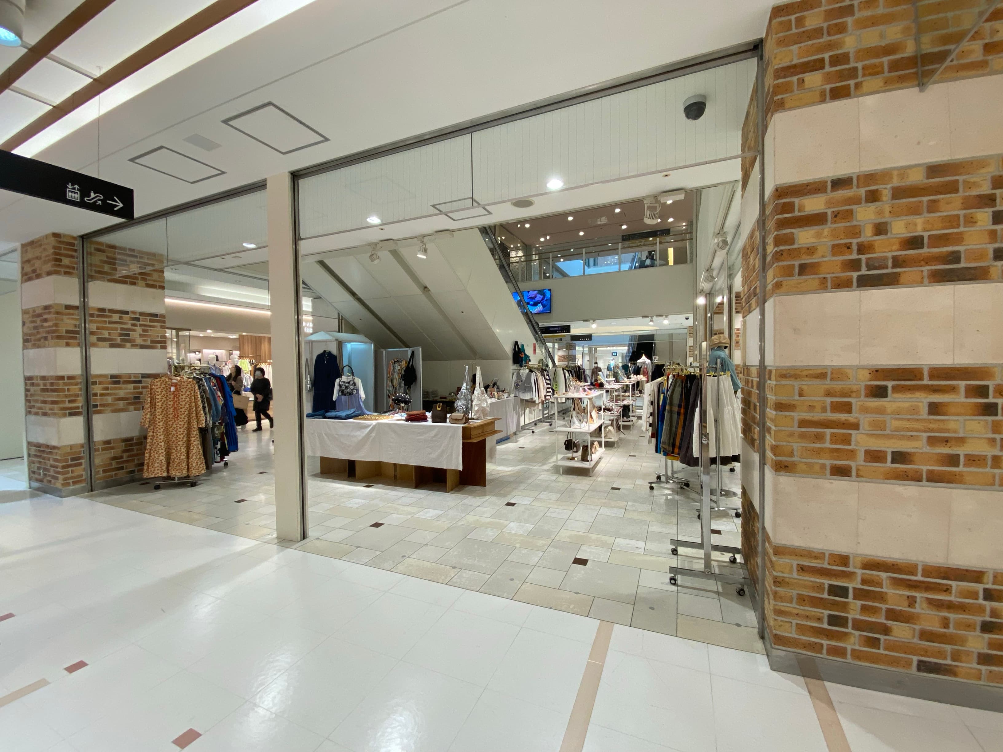 本館・2F アパレル、雑貨などの販売に最適!エスカレーター横の人通りの多いイベントスペース2