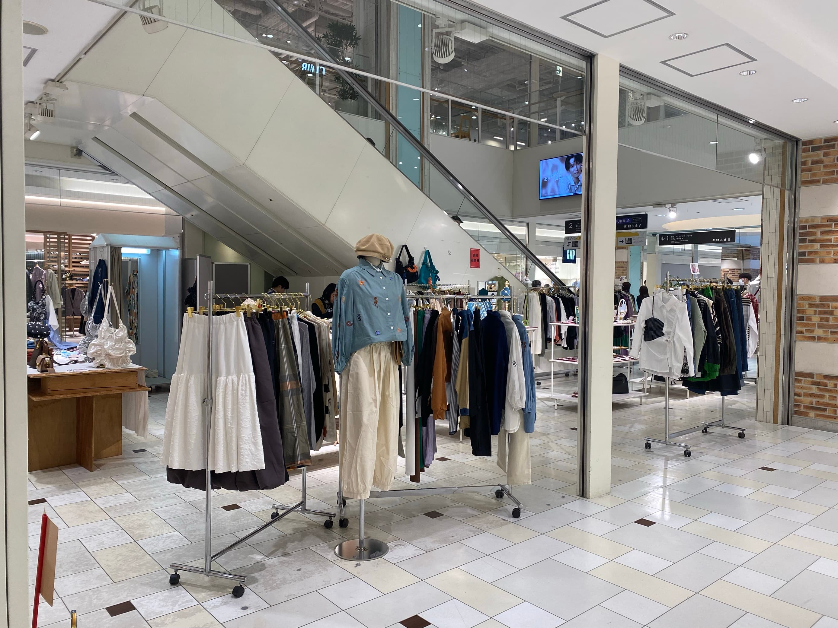 本館・2F アパレル、雑貨などの販売に最適!エスカレーター横の人通りの多いイベントスペース1