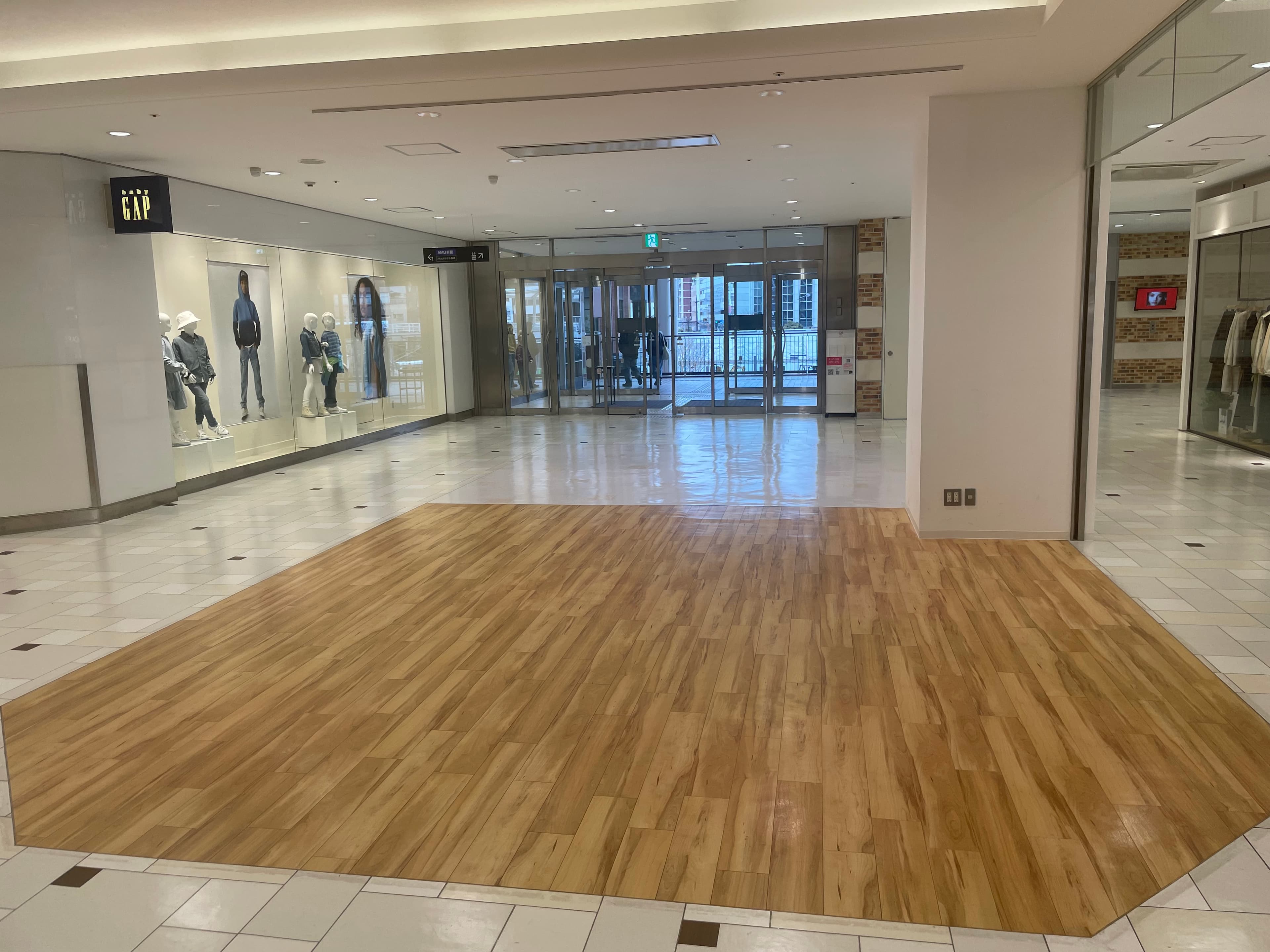 エスカレーター側から