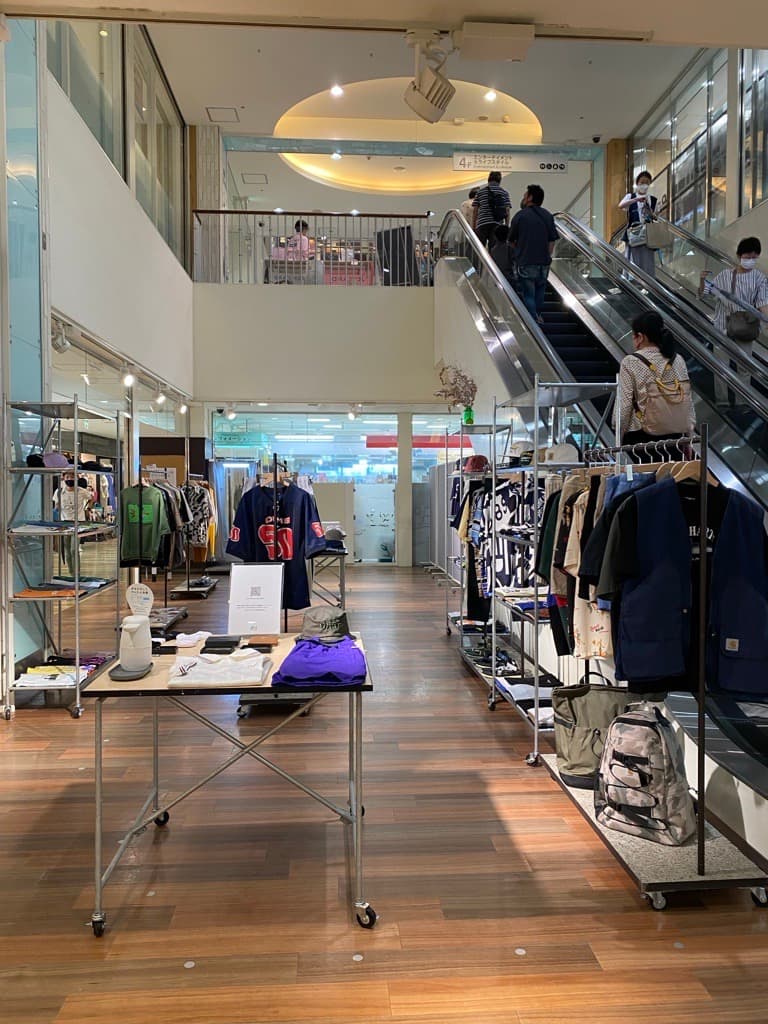 3F アパレル、雑貨などの販売に最適!エスカレーター横の人通りの多いイベントスペース