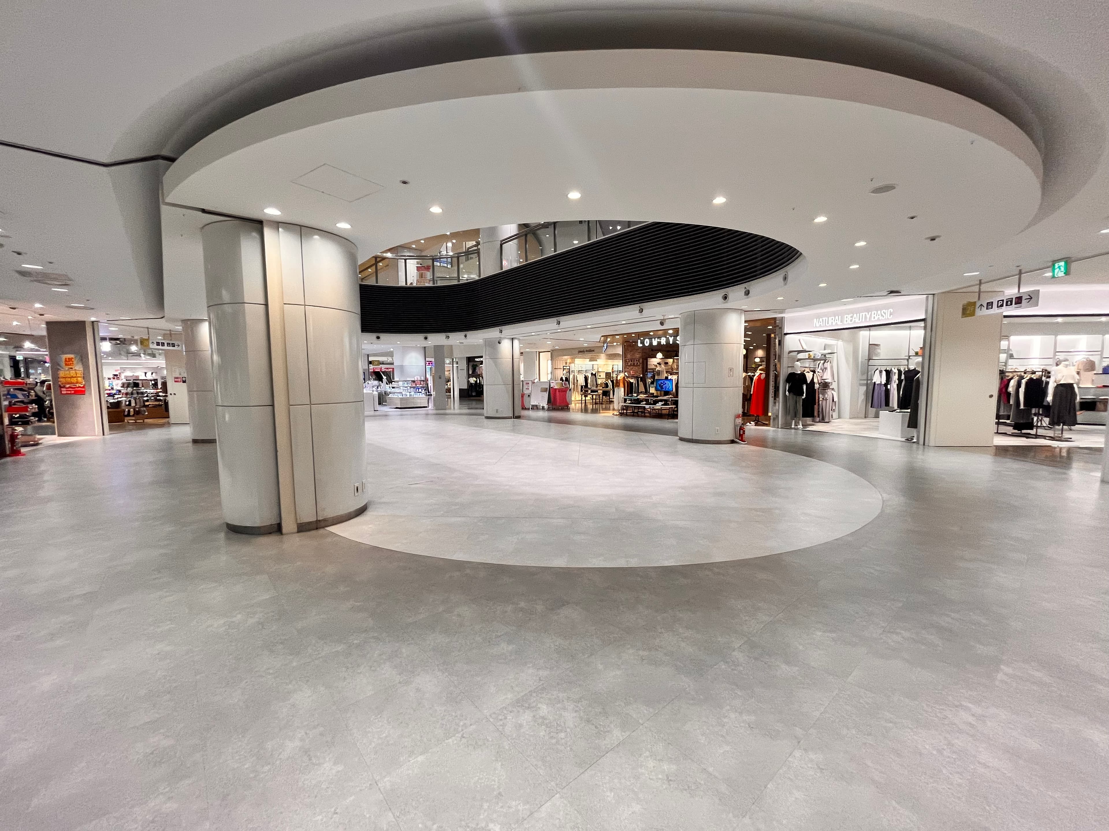 広々とした大型スペース。キャラクターやファッション関係の雑貨の催事に適した2F吹き抜けポップアップスペース1