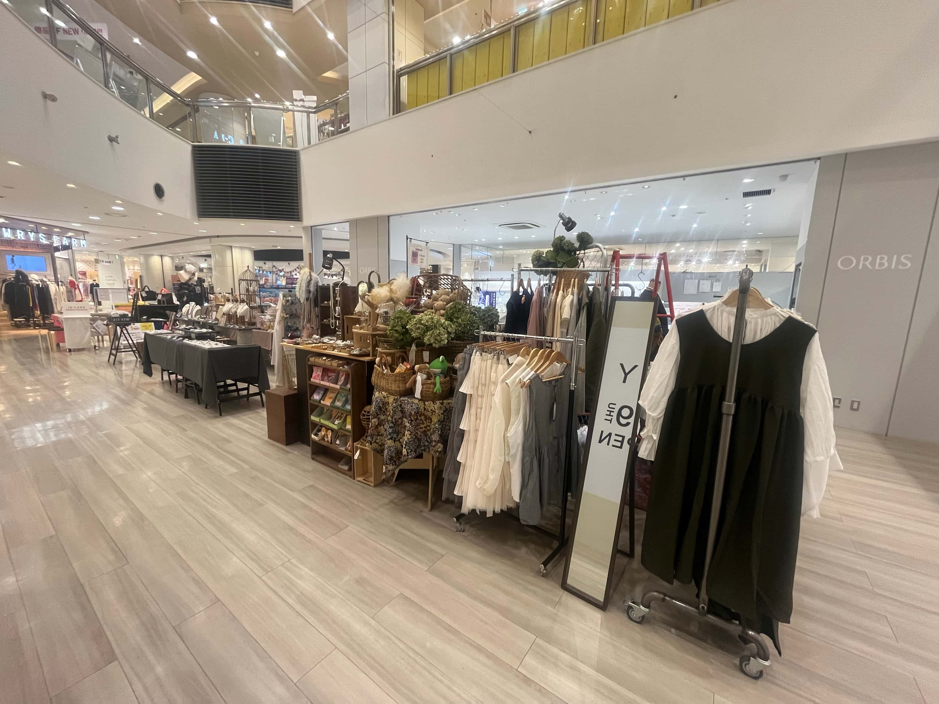 ファッション関係の雑貨やコスメ、アパレル商品の物販催事に適したコンパクトなイベントスペース(2F郵便局側エスカレーター近く)