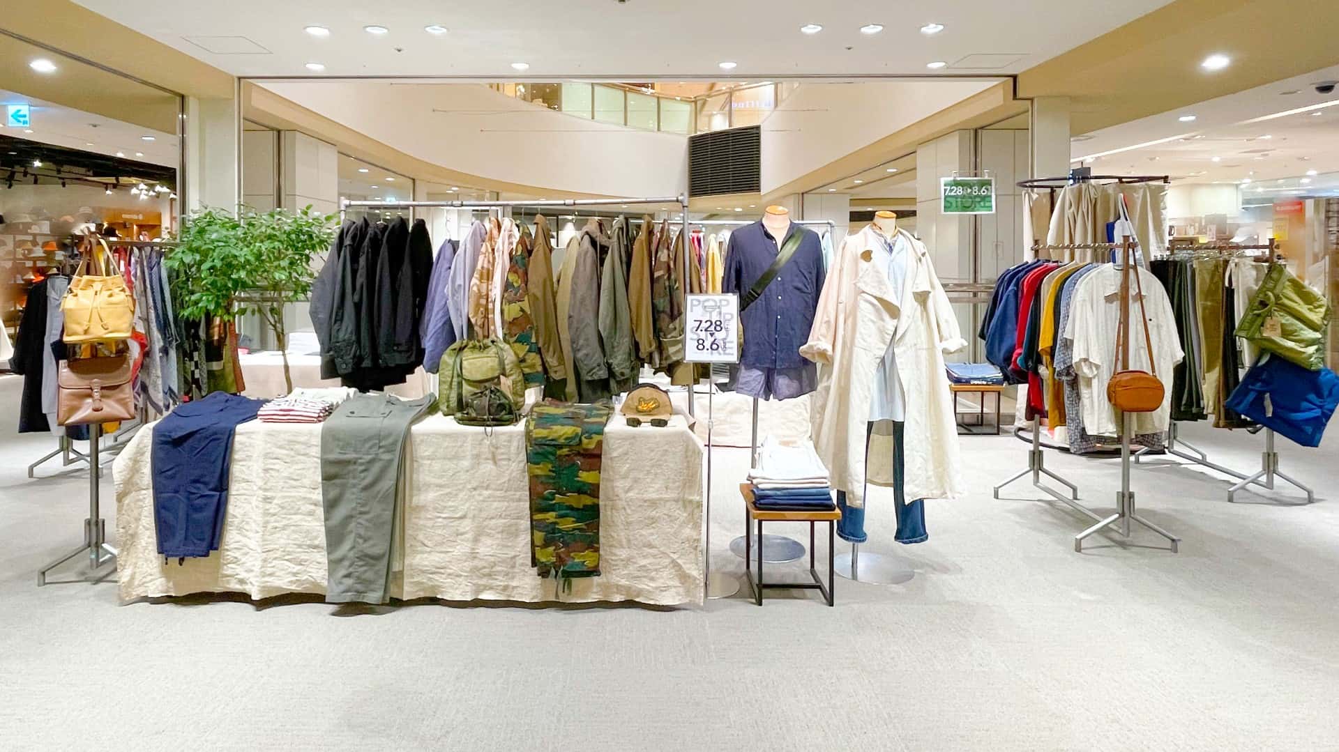 視認性抜群!ファッション関係の雑貨やユニセックスアパレルの催事に適した3F中央駅側エスカレーター前のポップアップスペース