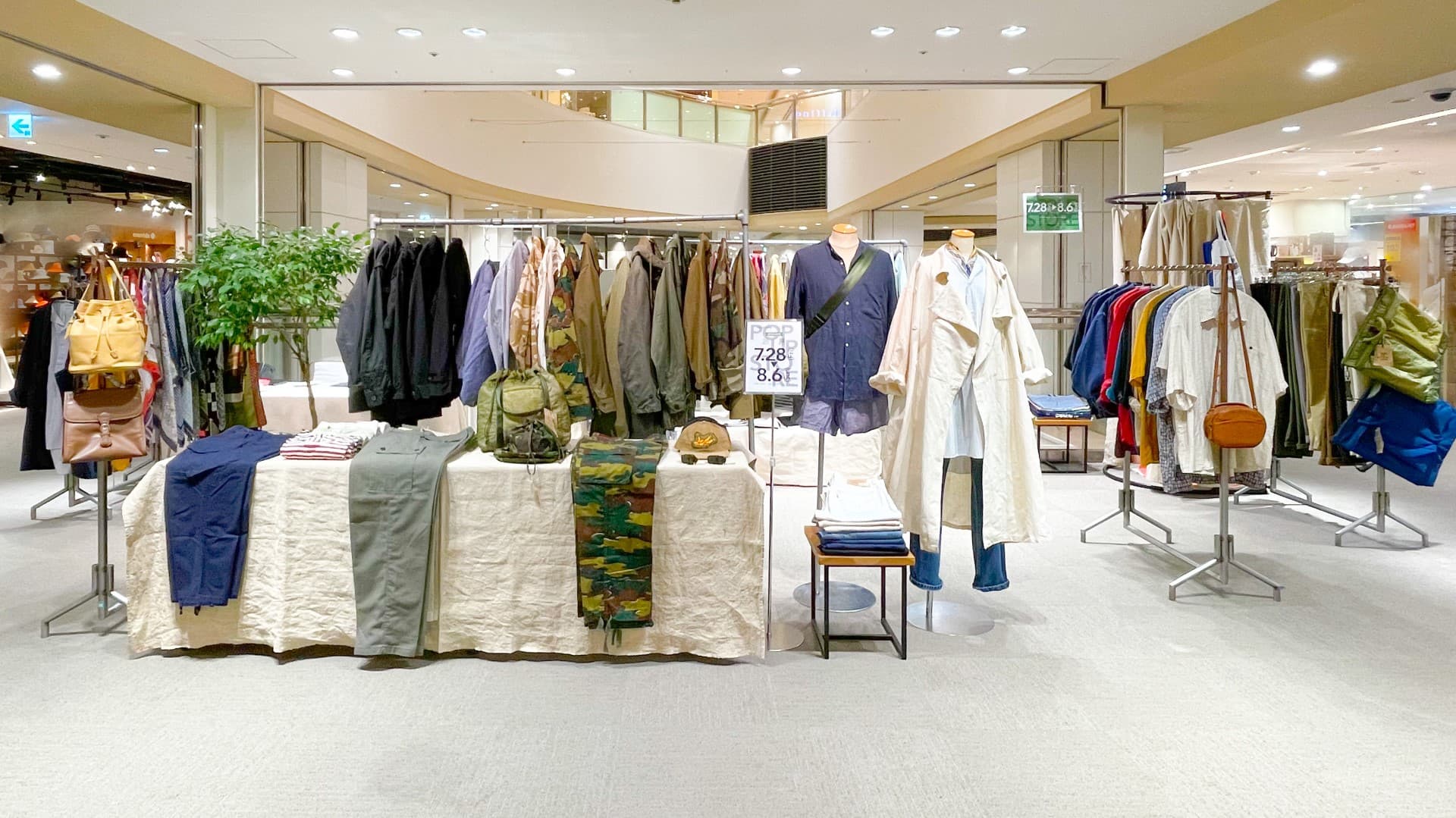 視認性抜群!ファッション関係の雑貨やユニセックスアパレルの催事に適した3F中央駅側エスカレーター前のポップアップスペース