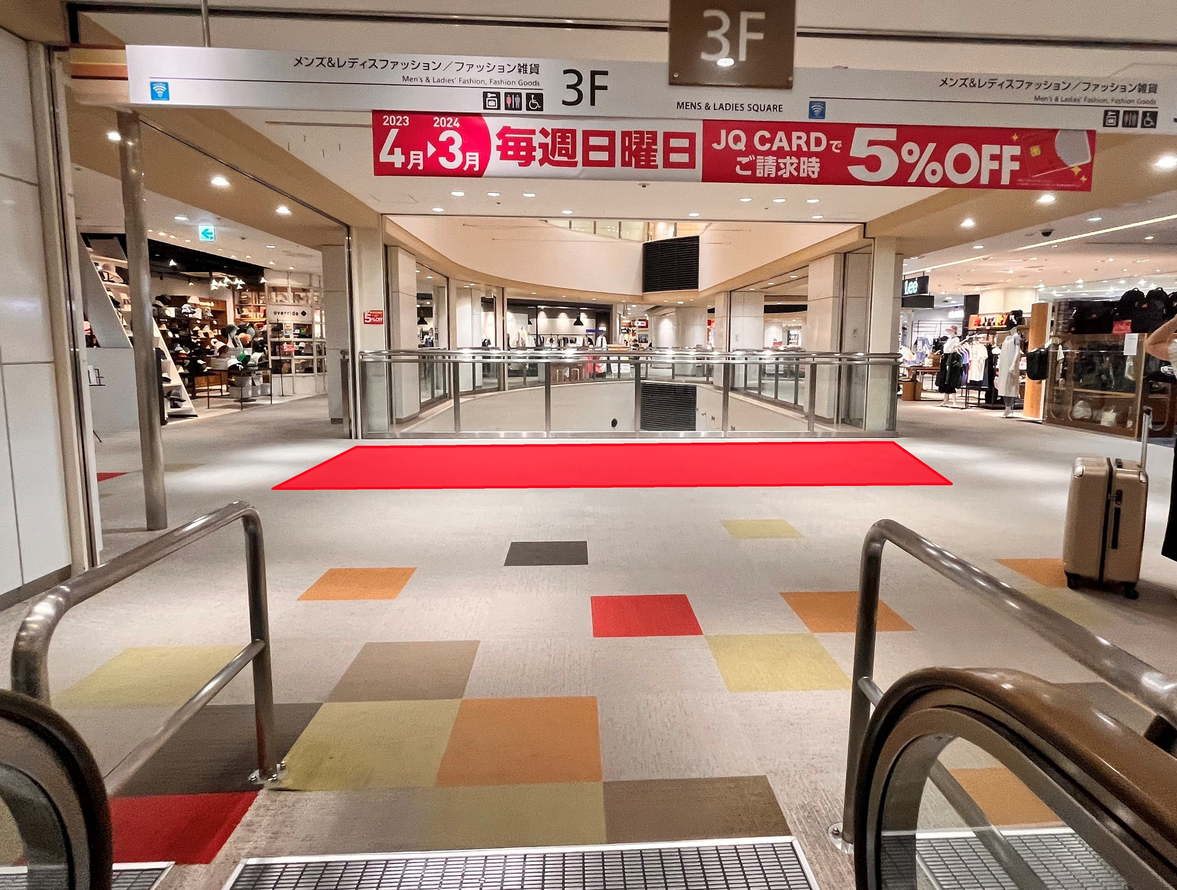 視認性抜群!ファッション関係の雑貨やユニセックスアパレルの催事に適した3F中央駅側エスカレーター前のポップアップスペース1