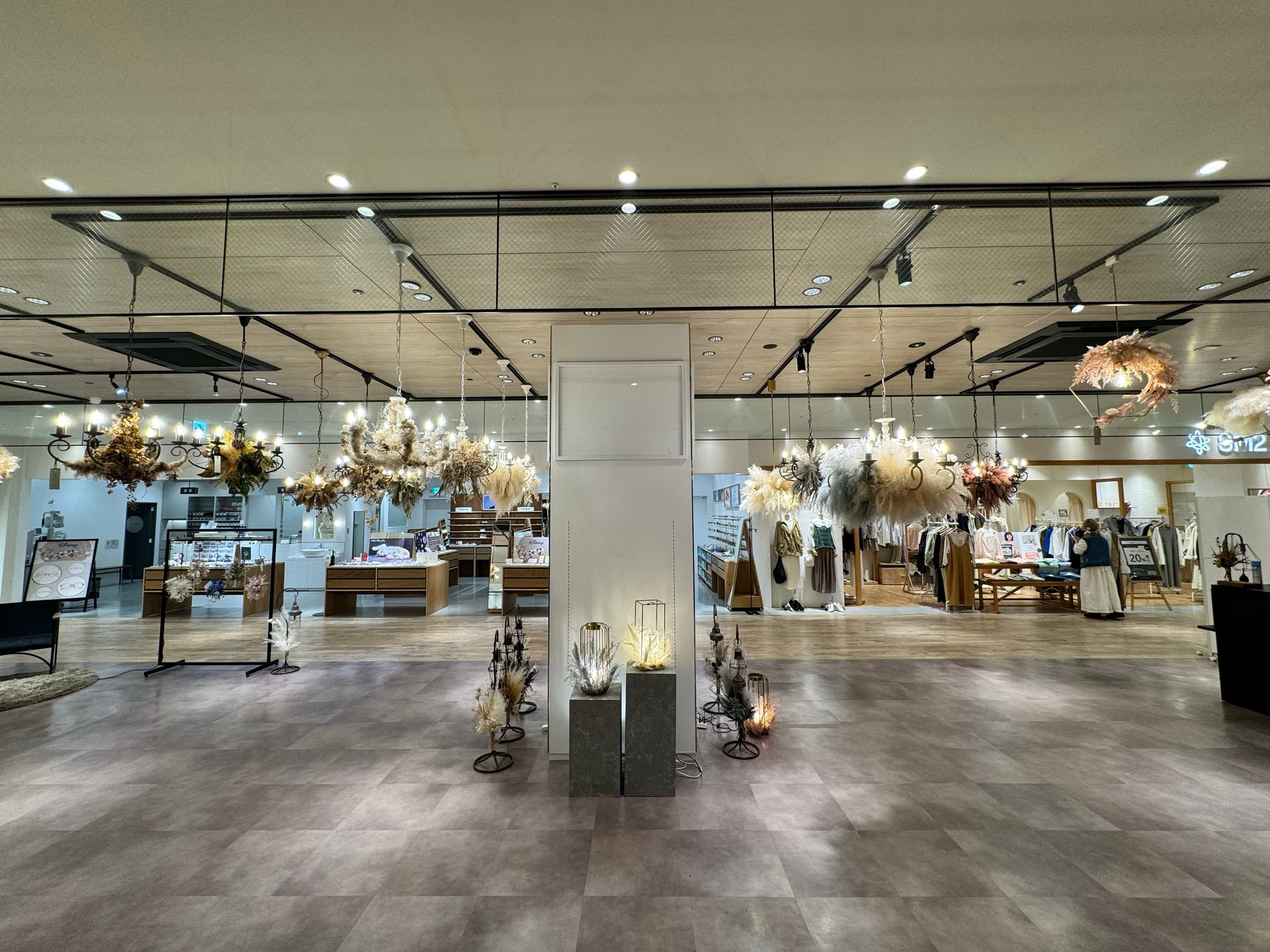 うみ館 エスカレーターに近いファッションや雑貨に最適な2Fイベントスペース① (0208)