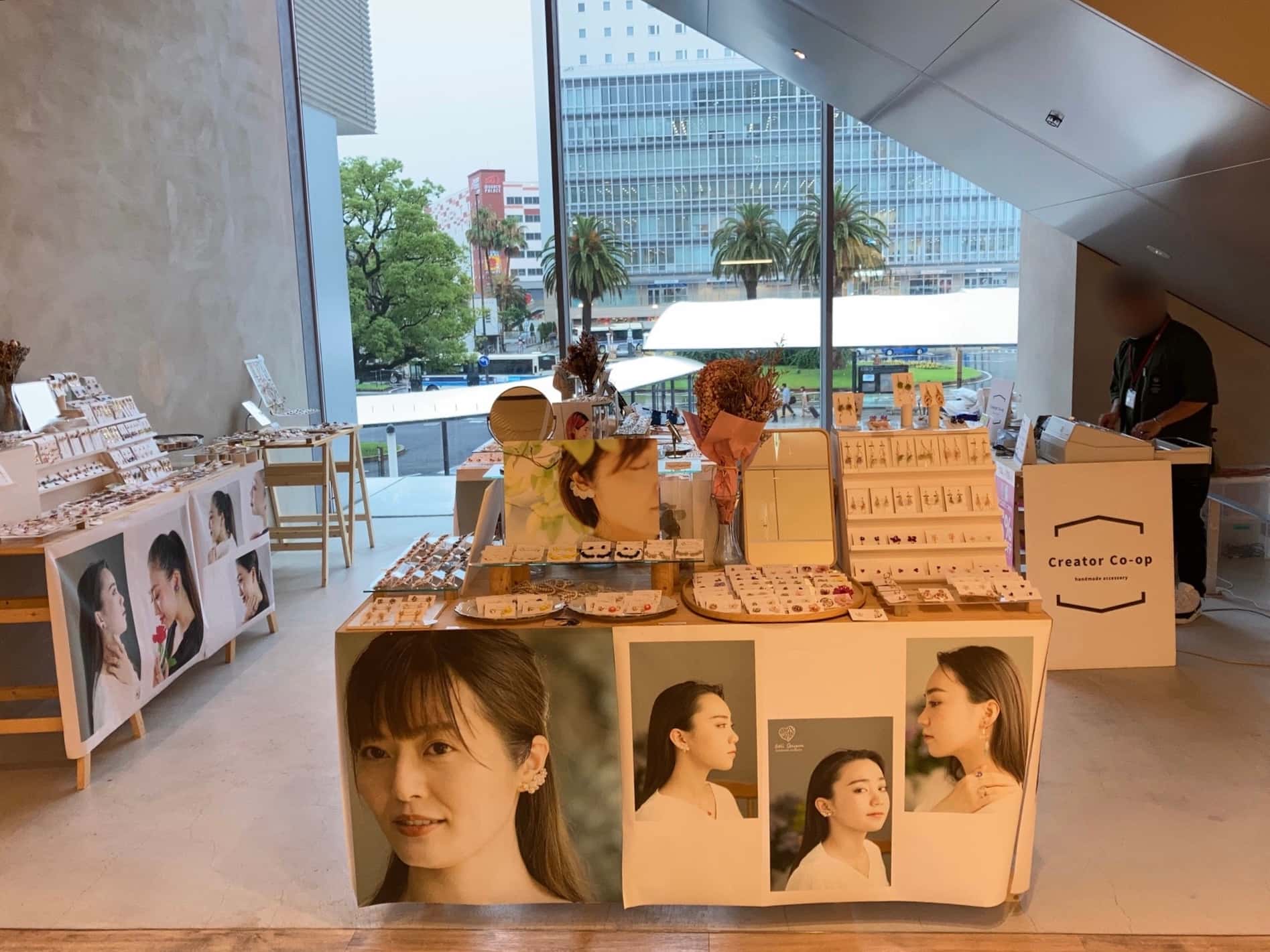 うみ館 ゆったりとした雰囲気で雑貨、サービスのポップアップやプロモーションに最適な3Fエスカレーター下のスペース