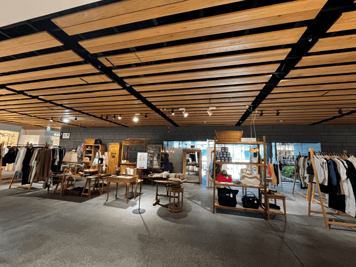 AMU2階 滝前イベントスペース1