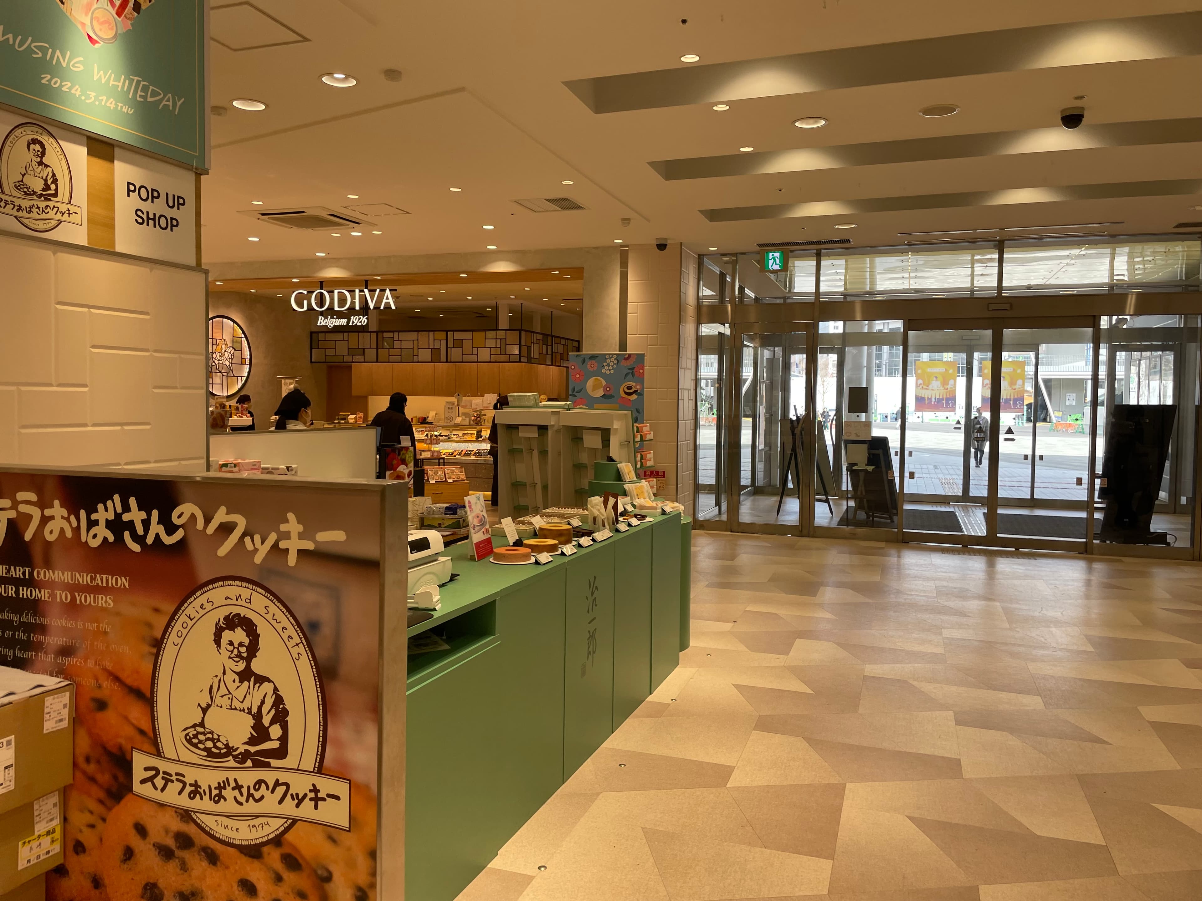 本館・1F スイーツの販売に最適!エントランス前の人通りが多いイベントスペース!1