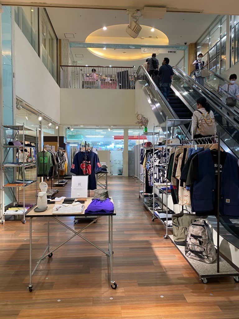 3F アパレル、雑貨などの販売に最適!エスカレーター横の人通りの多いイベントスペース