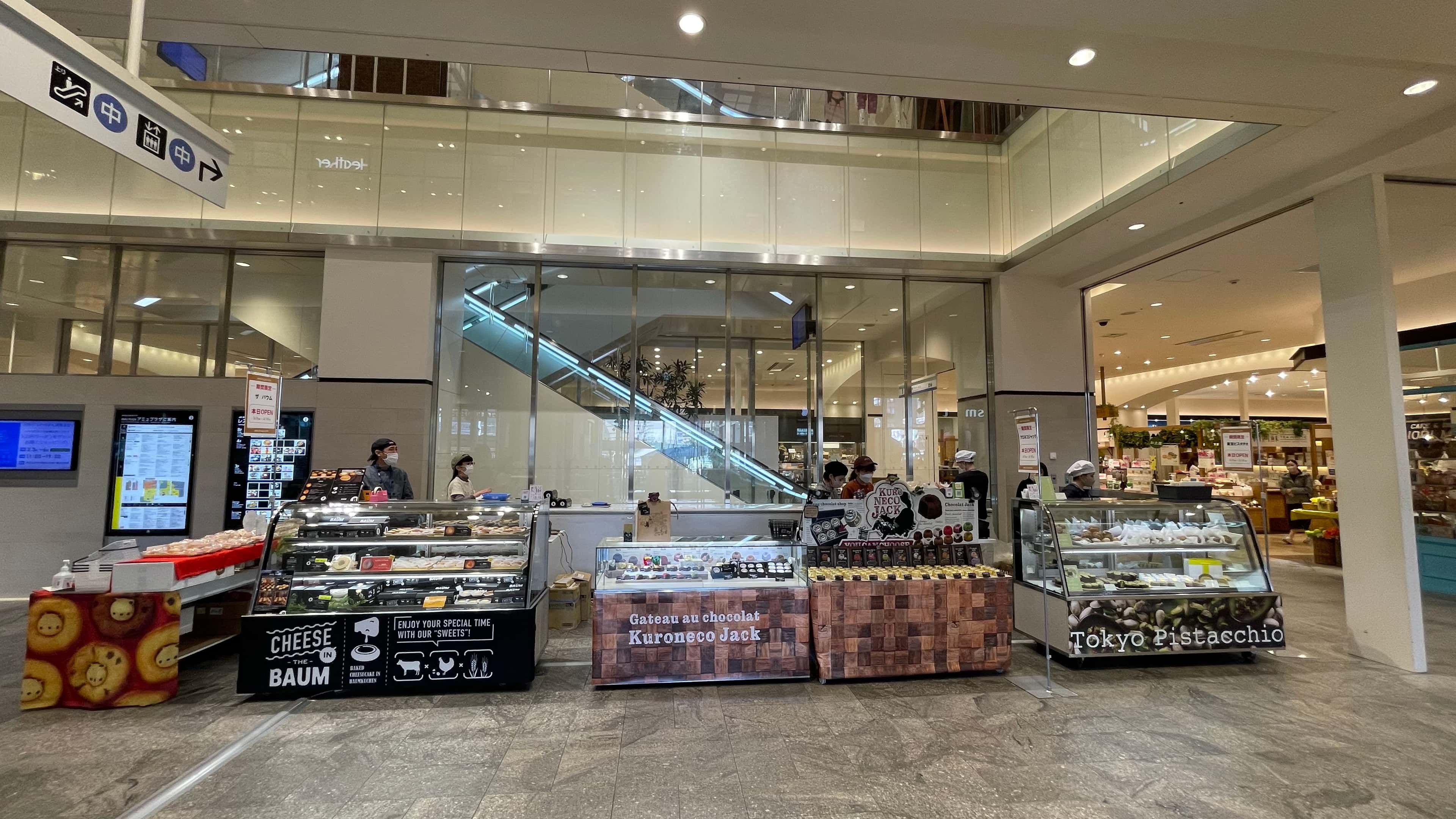 1F 流動の多い1Fインフォメーション入口横。食品・物販催事に最適なポップアップスペース