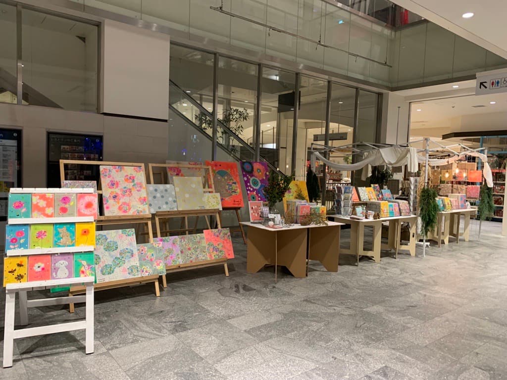 1F 流動の多い1Fインフォメーション入口横。食品・物販催事に最適なポップアップスペース2