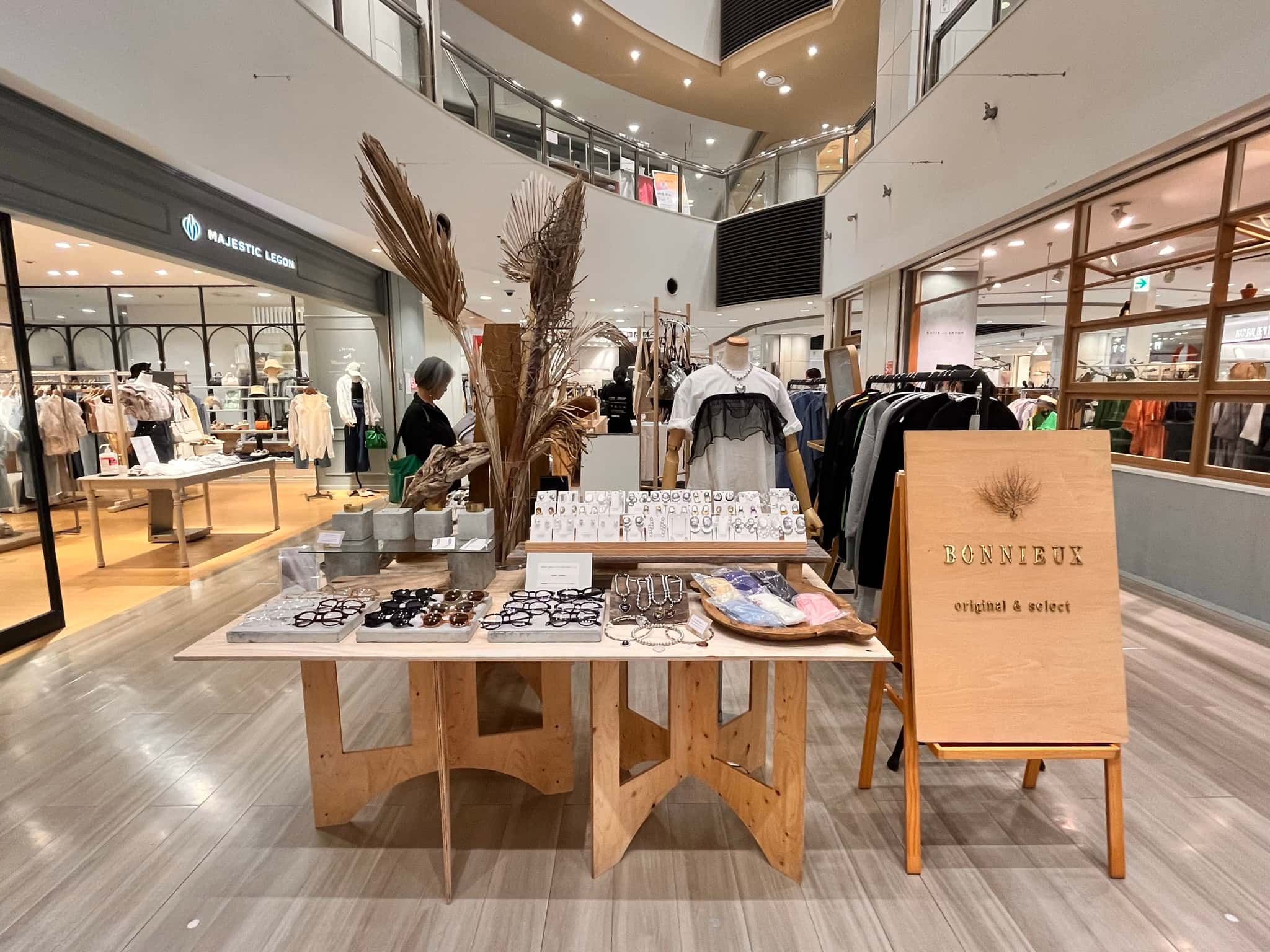ファッション関係の雑貨やコスメ、アパレル商品の物販催事に適したコンパクトなイベントスペース(2F中央駅側エスカレーター近く)