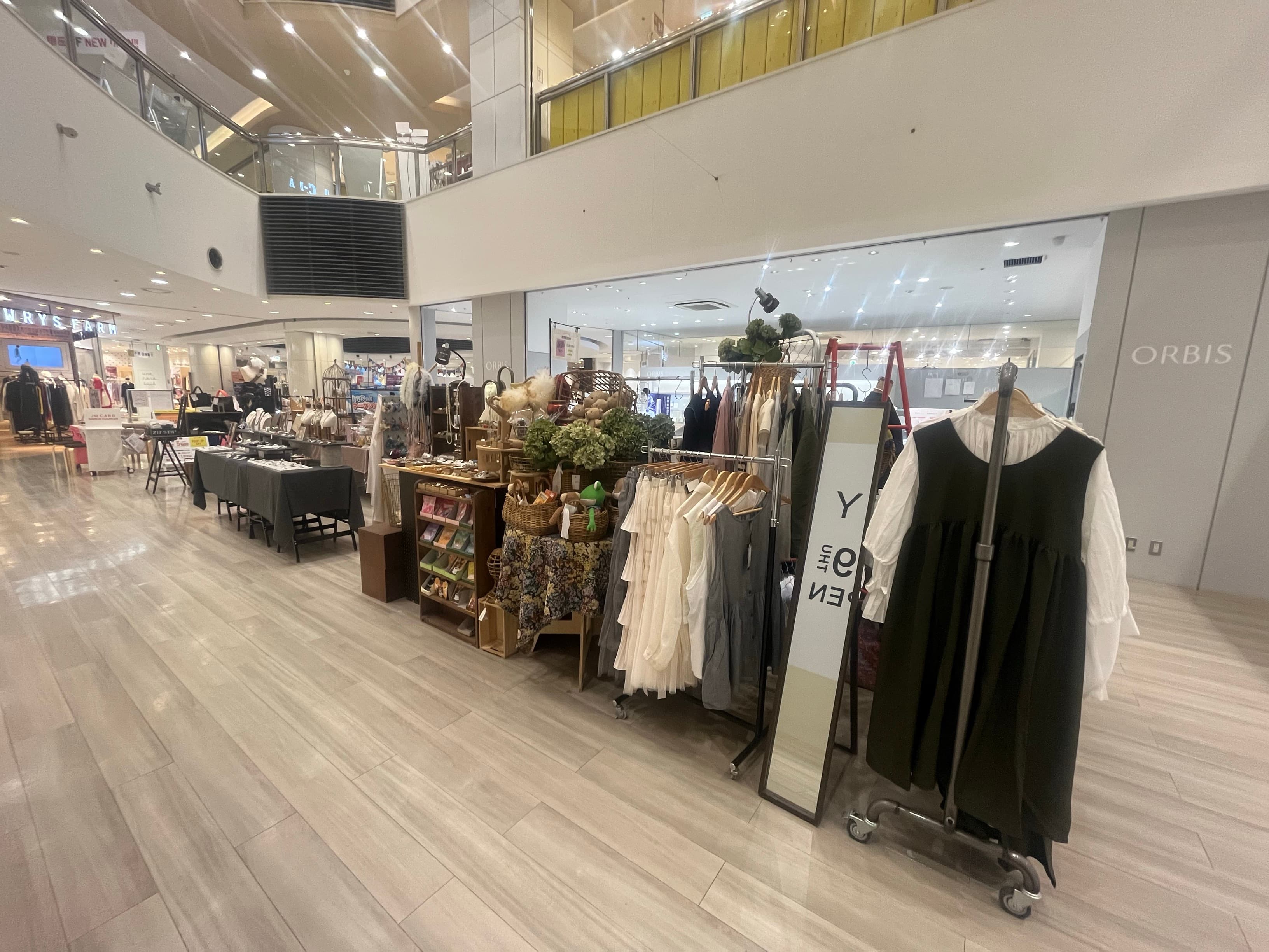 ファッション関係の雑貨やコスメ、アパレル商品の物販催事に適したコンパクトなイベントスペース(2F郵便局側エスカレーター近く)