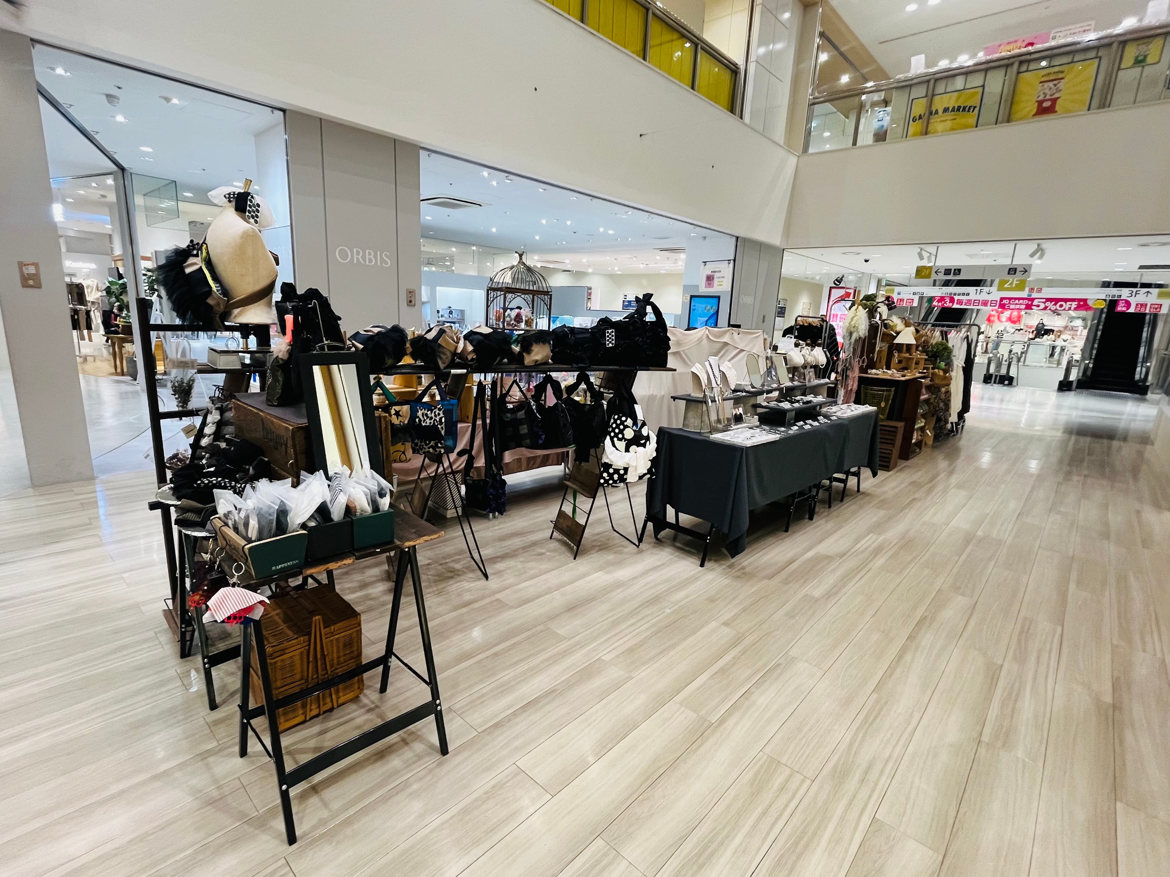 ファッション関係の雑貨やコスメ、アパレル商品の物販催事に適したコンパクトなイベントスペース(2F郵便局側エスカレーター近く)2